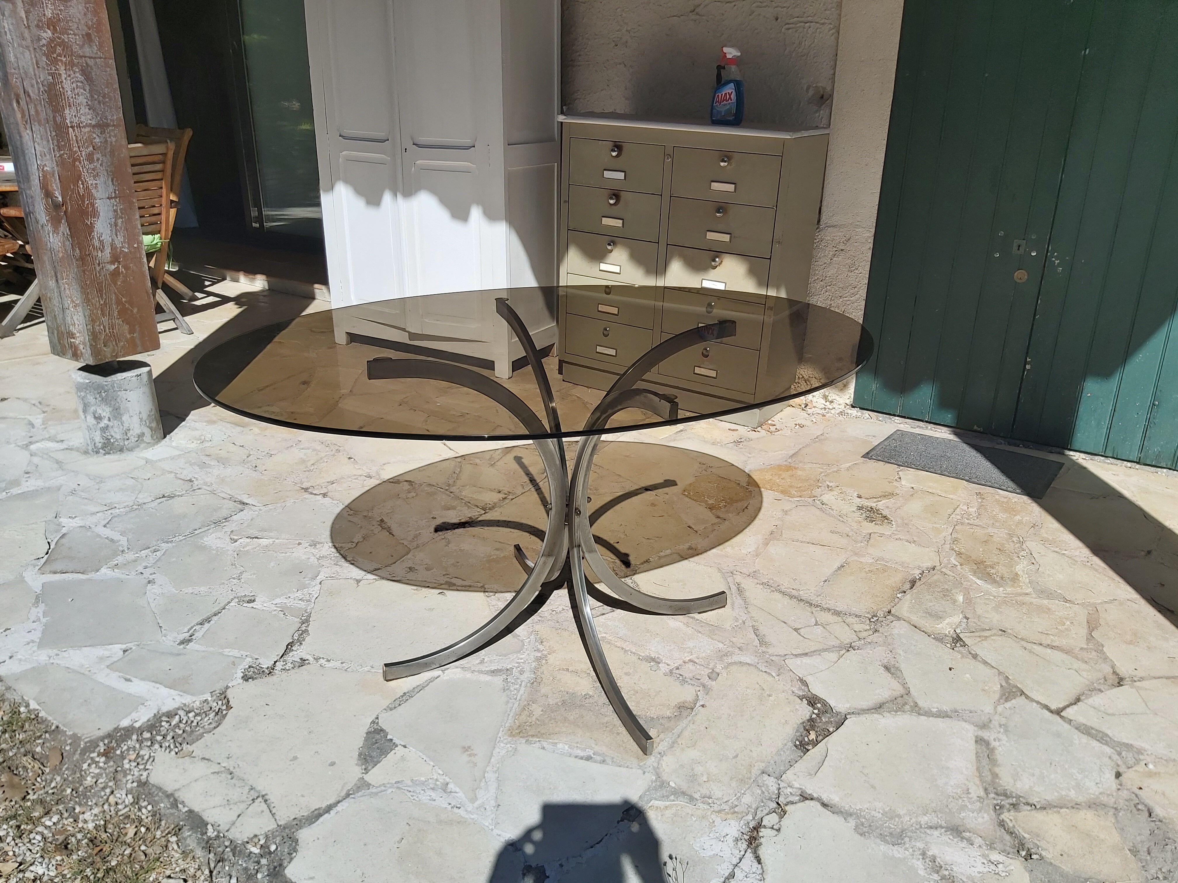 Table de salle a manger ovale en métal et verre fumé années 70