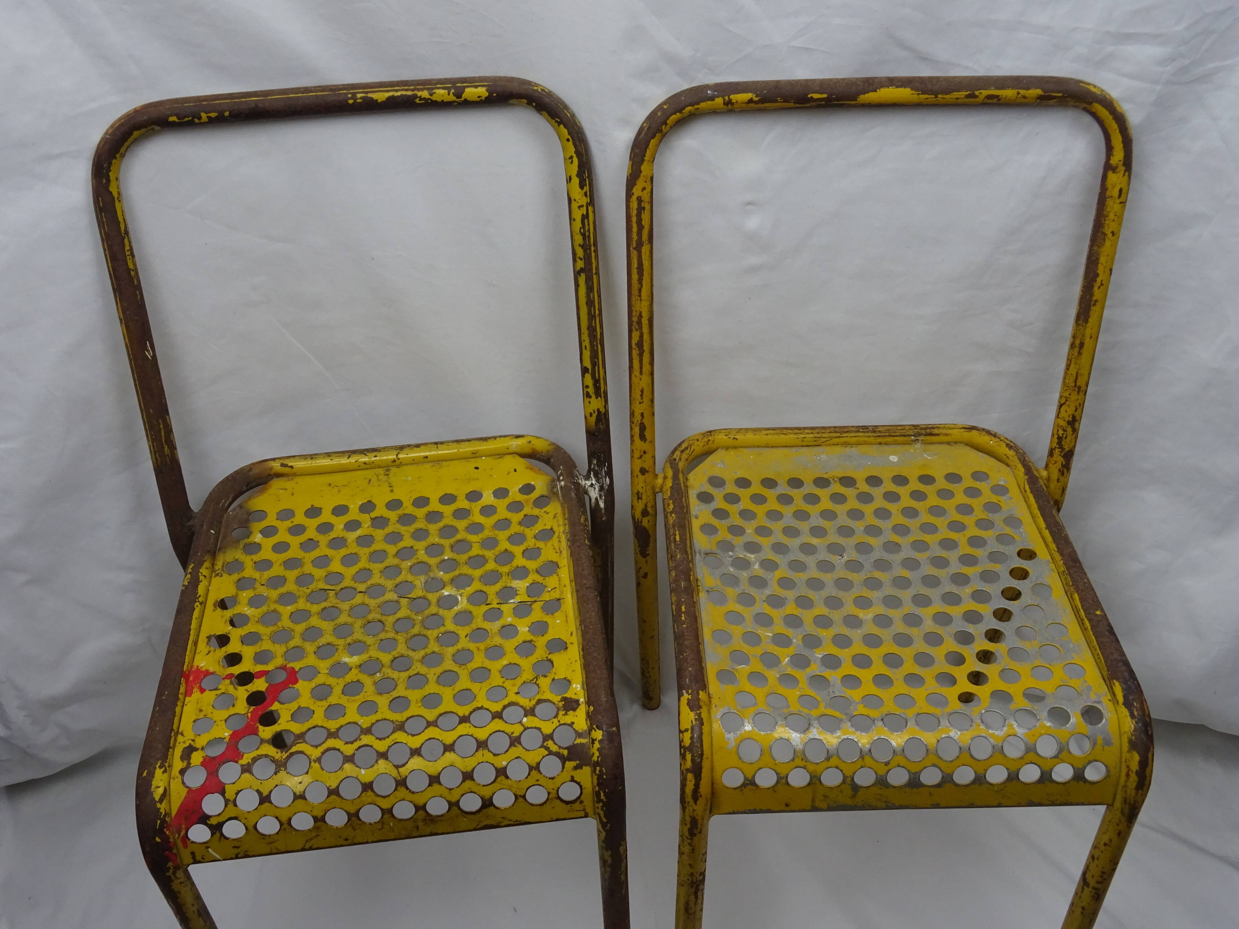 Chaises métal jaune  tôle perforée