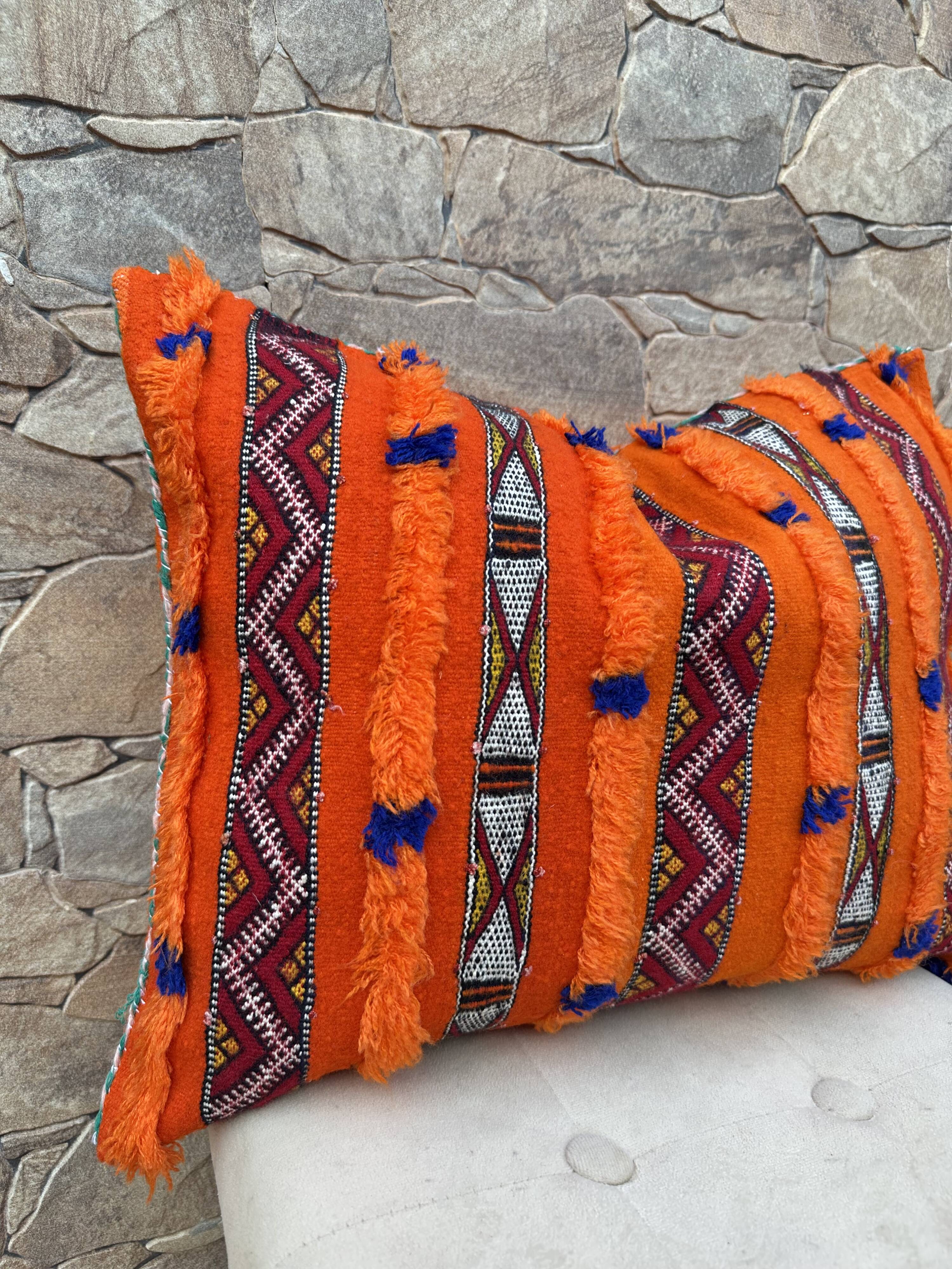Magnifique coussin Kilim berbère vintage du Maroc