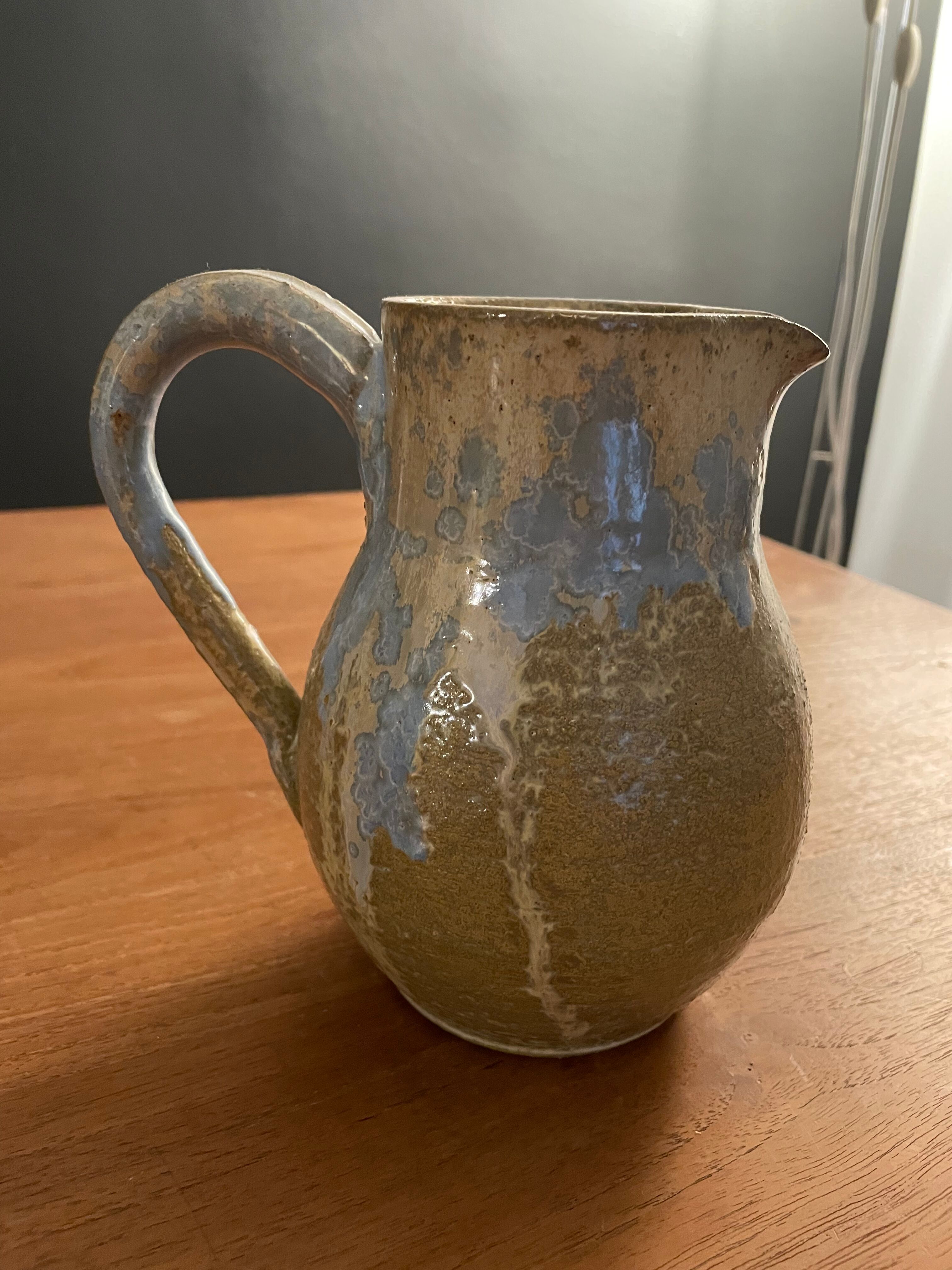 Pichet carafe pot à eau en grès émaillé signé