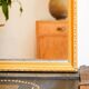 Miroir doré rectangulaire vintage, cadre en bois mouluré avec perles et feu