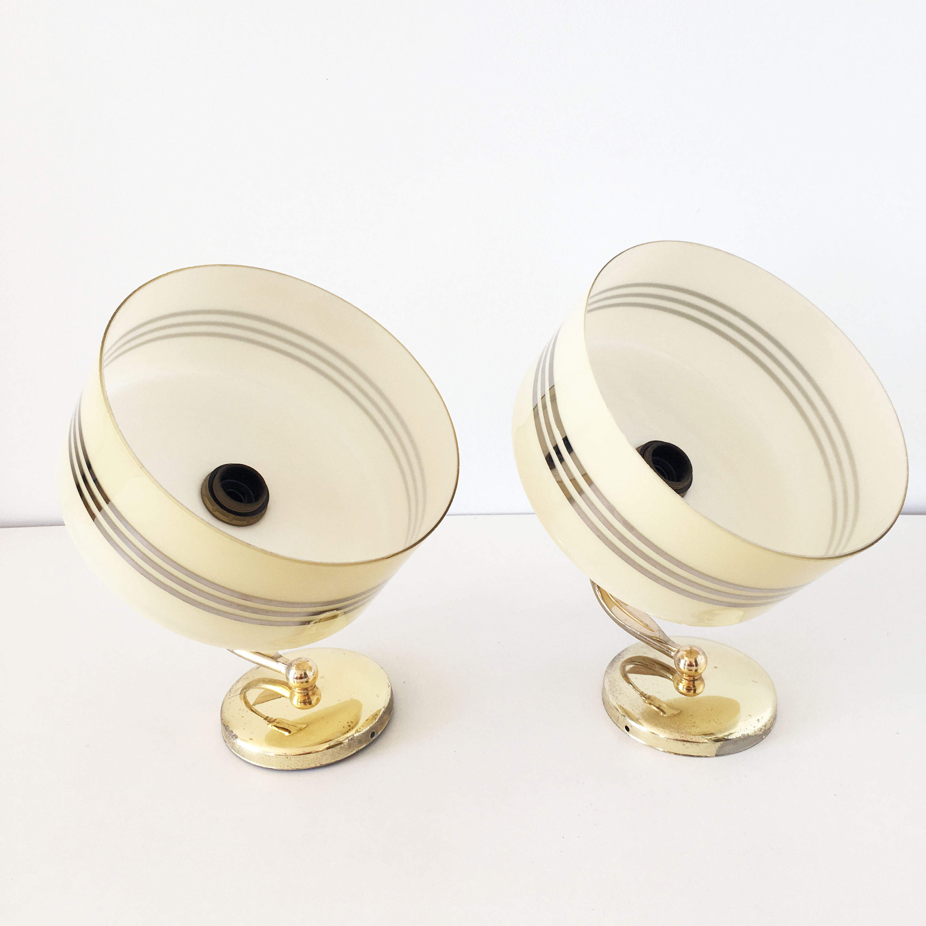 Paire d'appliques globe opaline jaune et doré