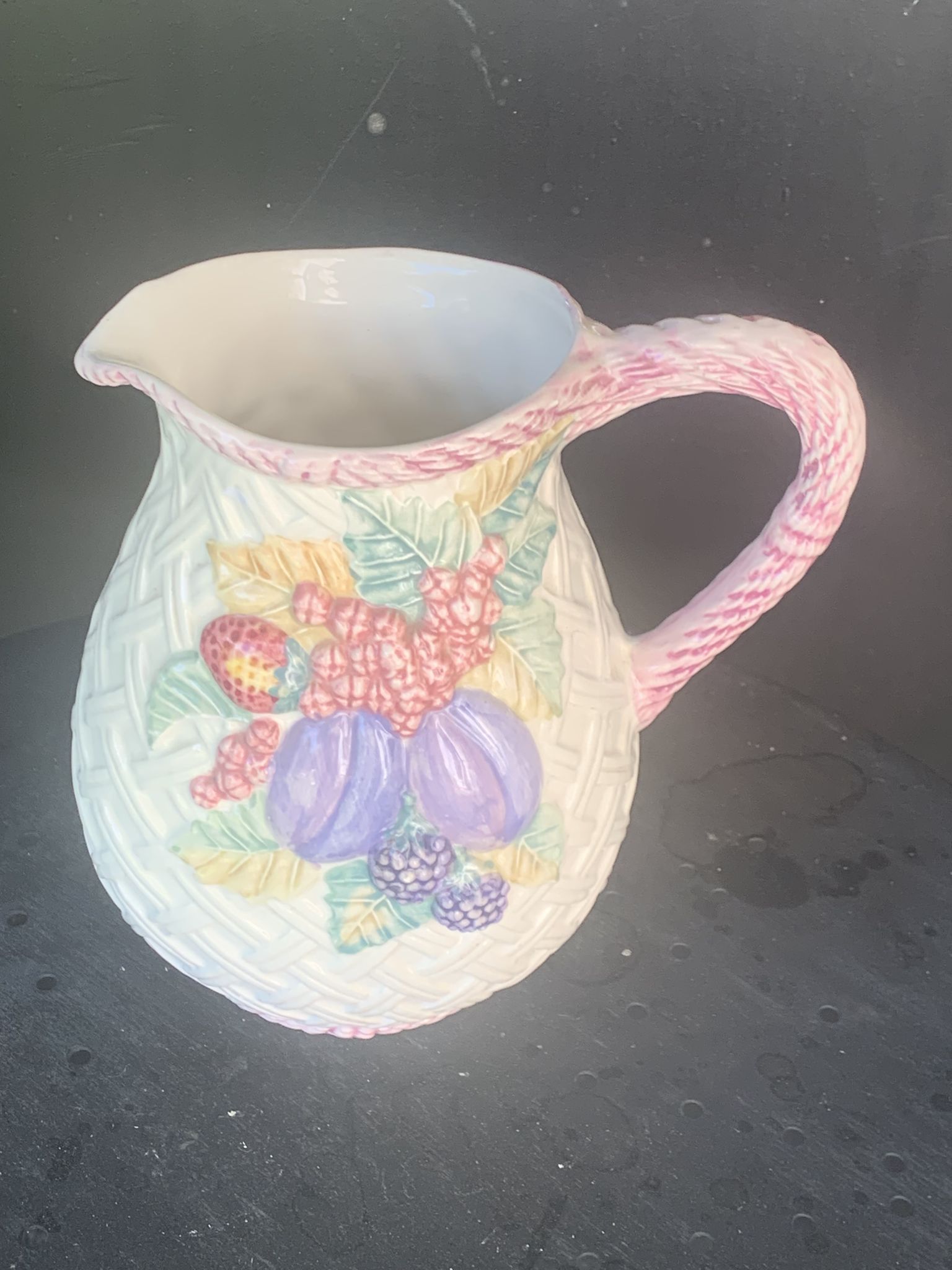 Cruche en barbotine en céramique émaillée motif panier et fruits vintage