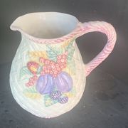Cruche en barbotine en céramique émaillée motif panier et fruits vintage