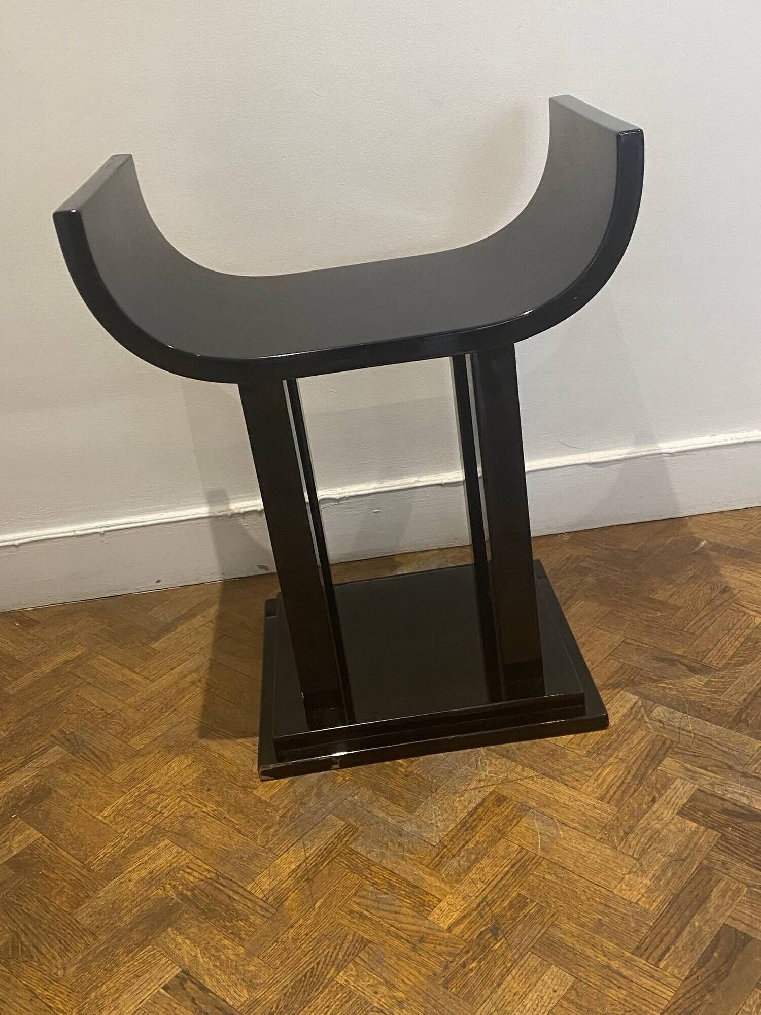Gueridon or side table in black lacquer with curved lines, attributed to Roméo.