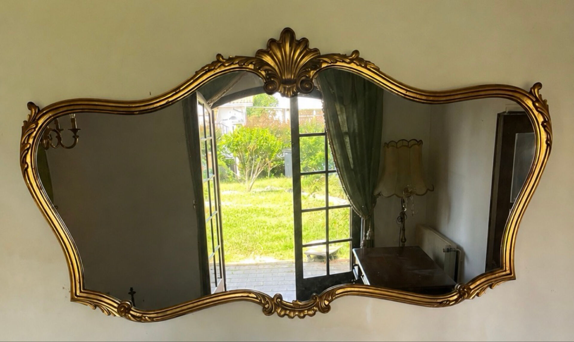 Grand miroir doré style Louis XV / rocaille avec fronton coquille