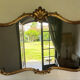 Grand miroir doré style Louis XV / rocaille avec fronton coquille