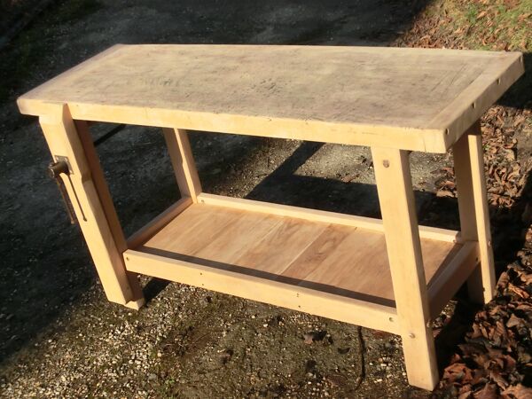Ancien petit établi de menuisier en bois clair
