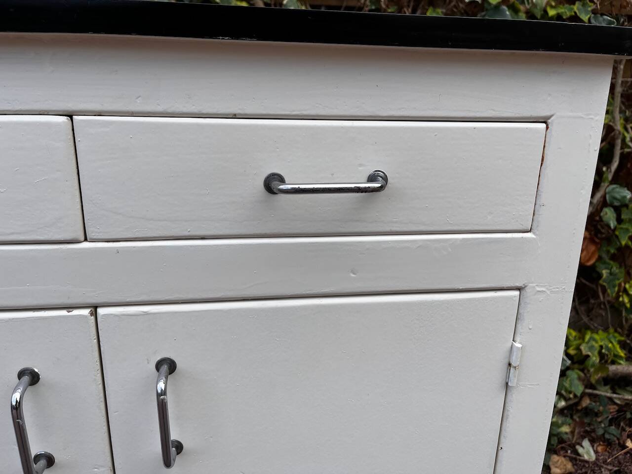 Vintage white sideboard with 2 doors and 2 drawers