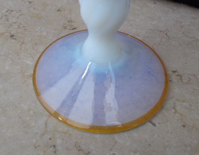 Vase soliflore opaline rose pied opalescent blanc