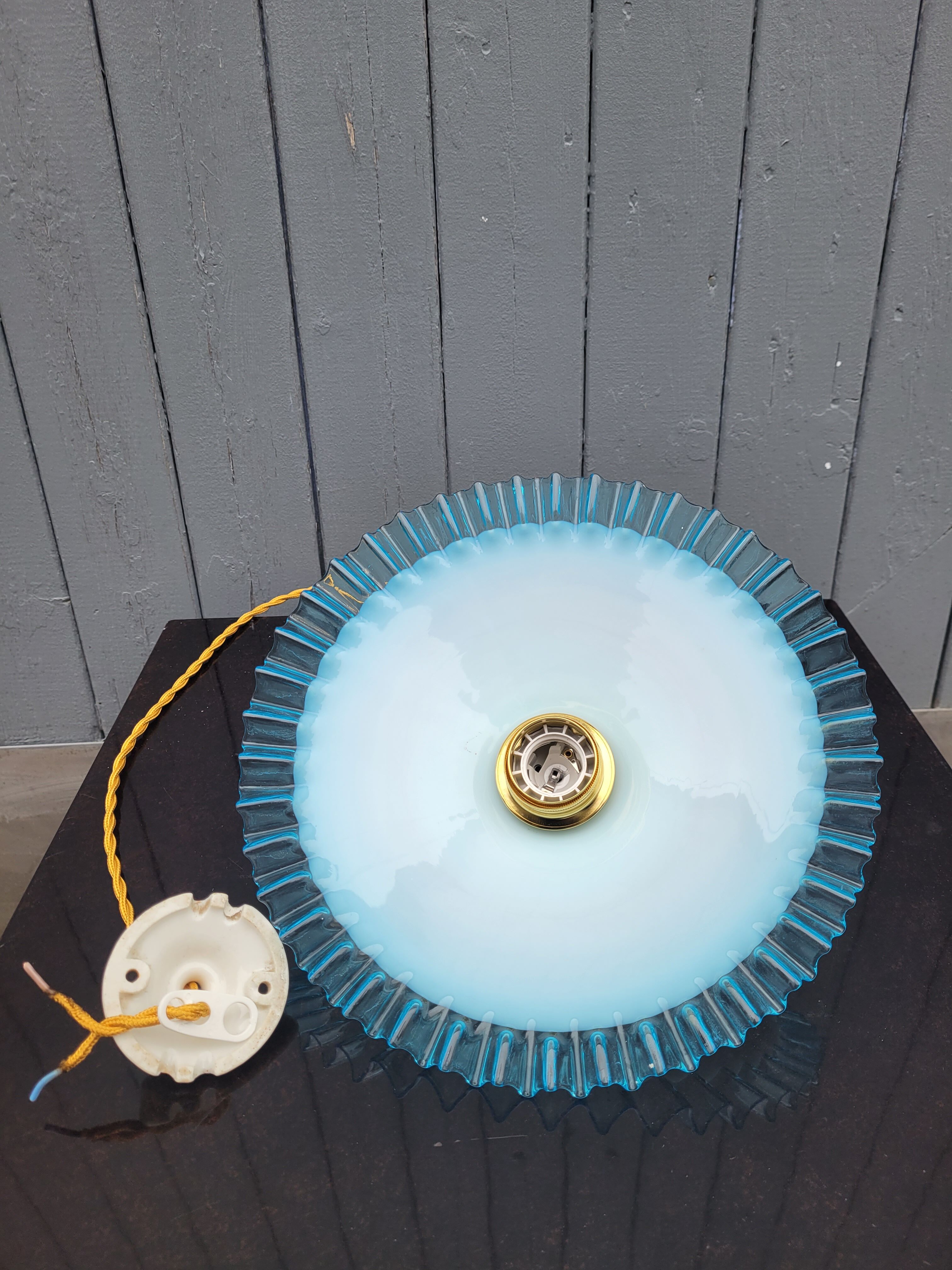 Serrated opaline suspension