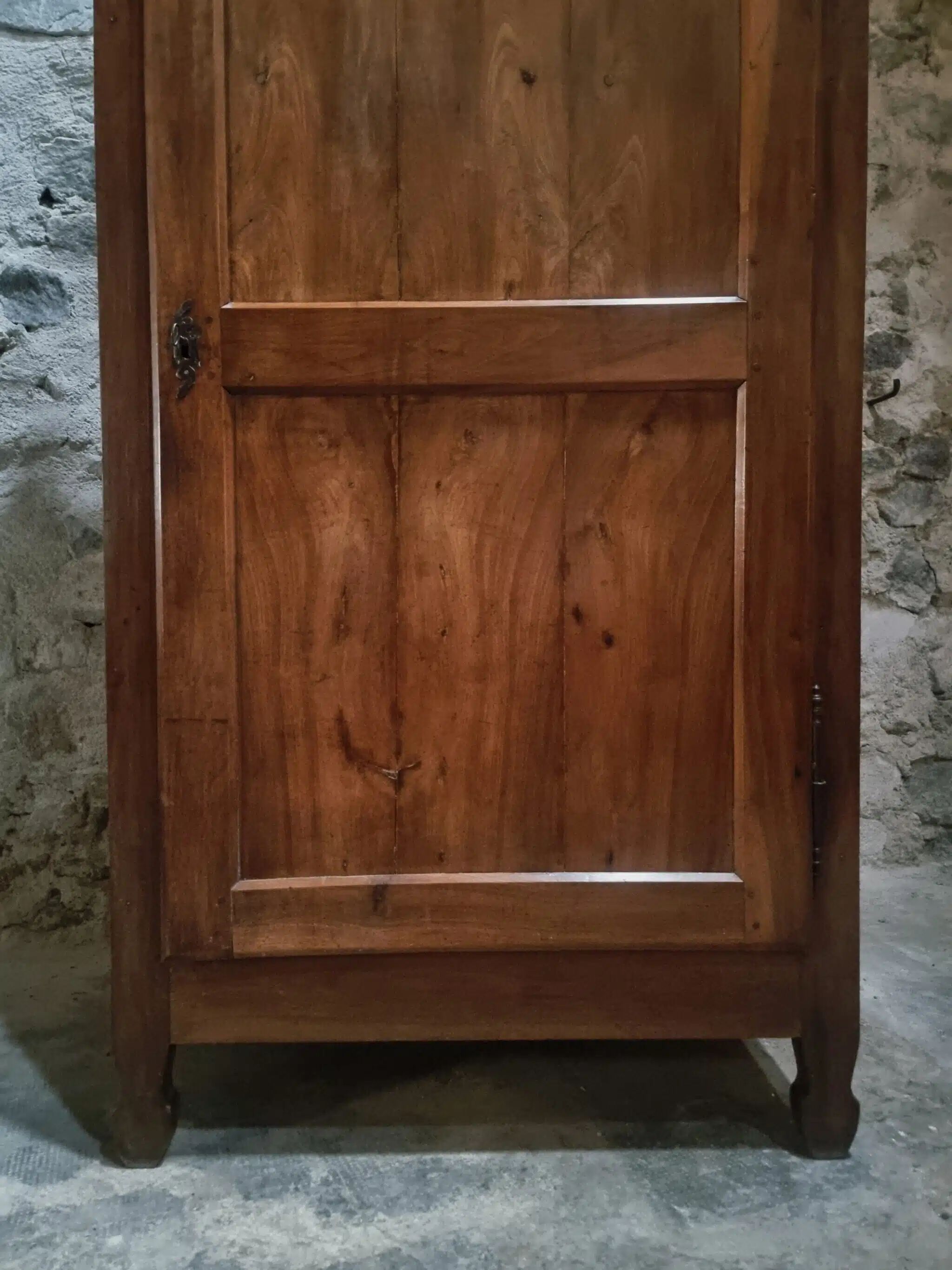 Armoire à linge, bonnetière ancienne en merisier français