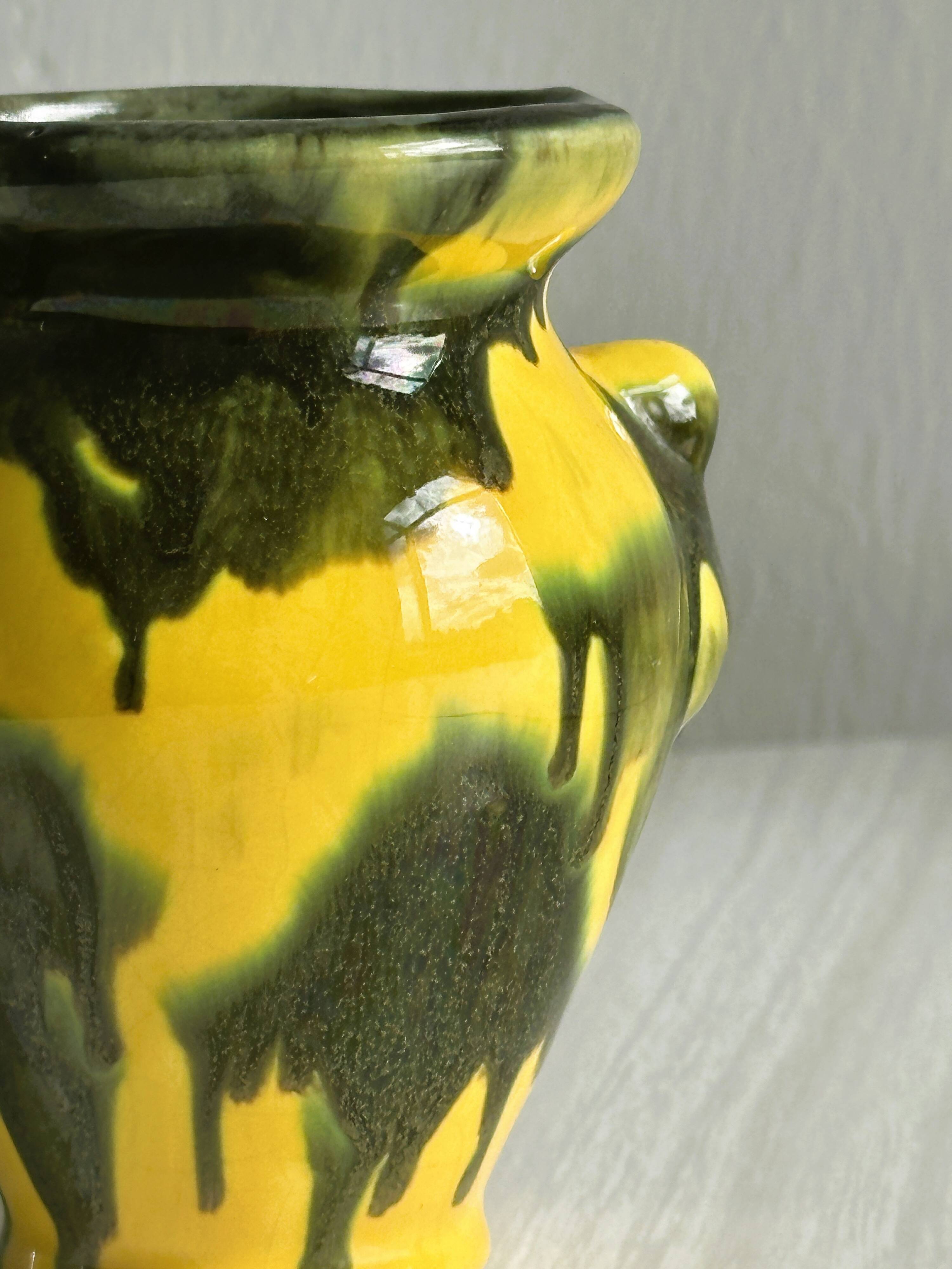 Petit vase en céramique, couleurs jaune et vert, design artistique,
