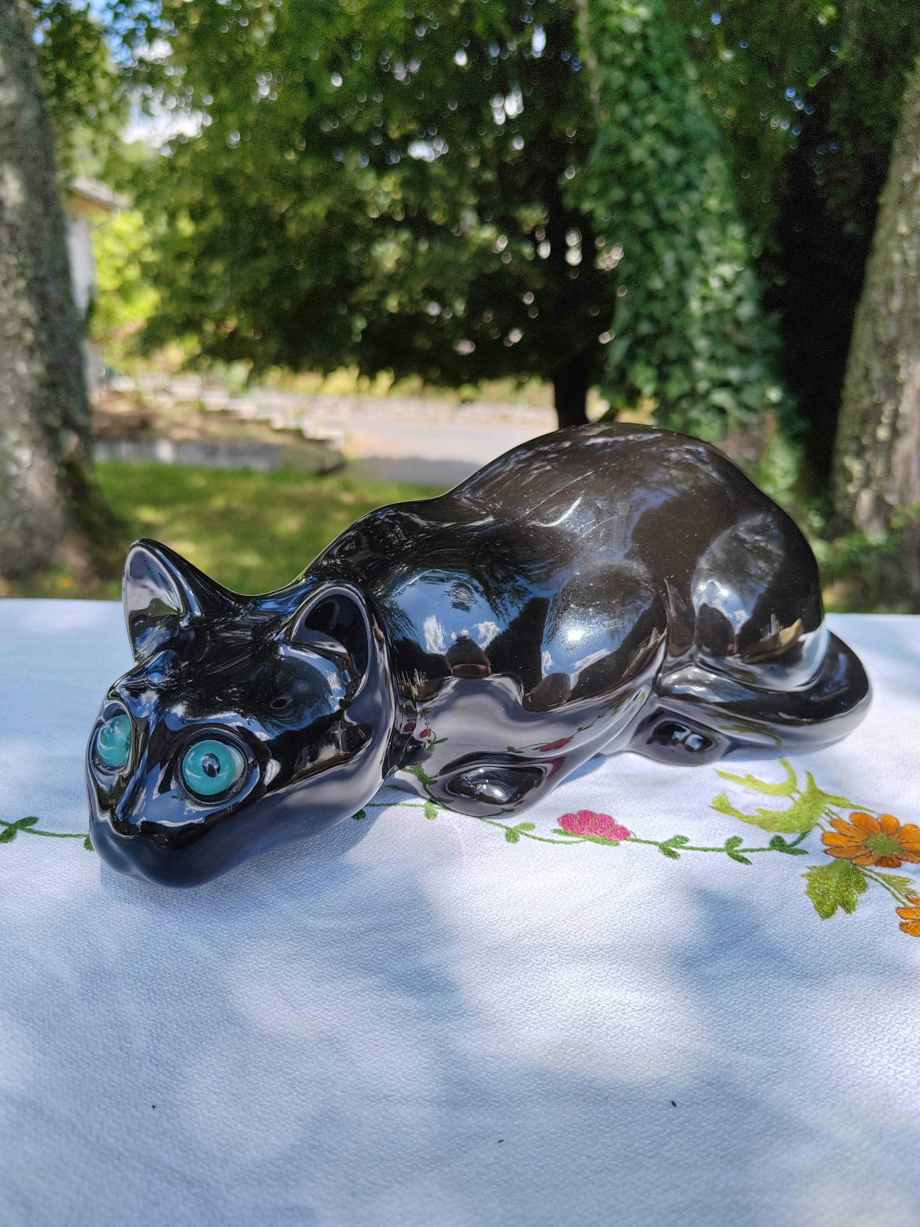 Black ceramic cat
