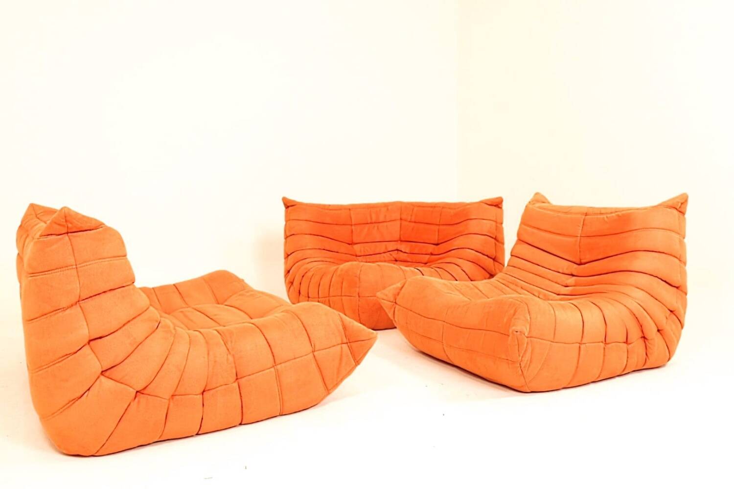 Sofa Togo conçu par Ligne Roset Petit Canapé Couleur Orange Juteux