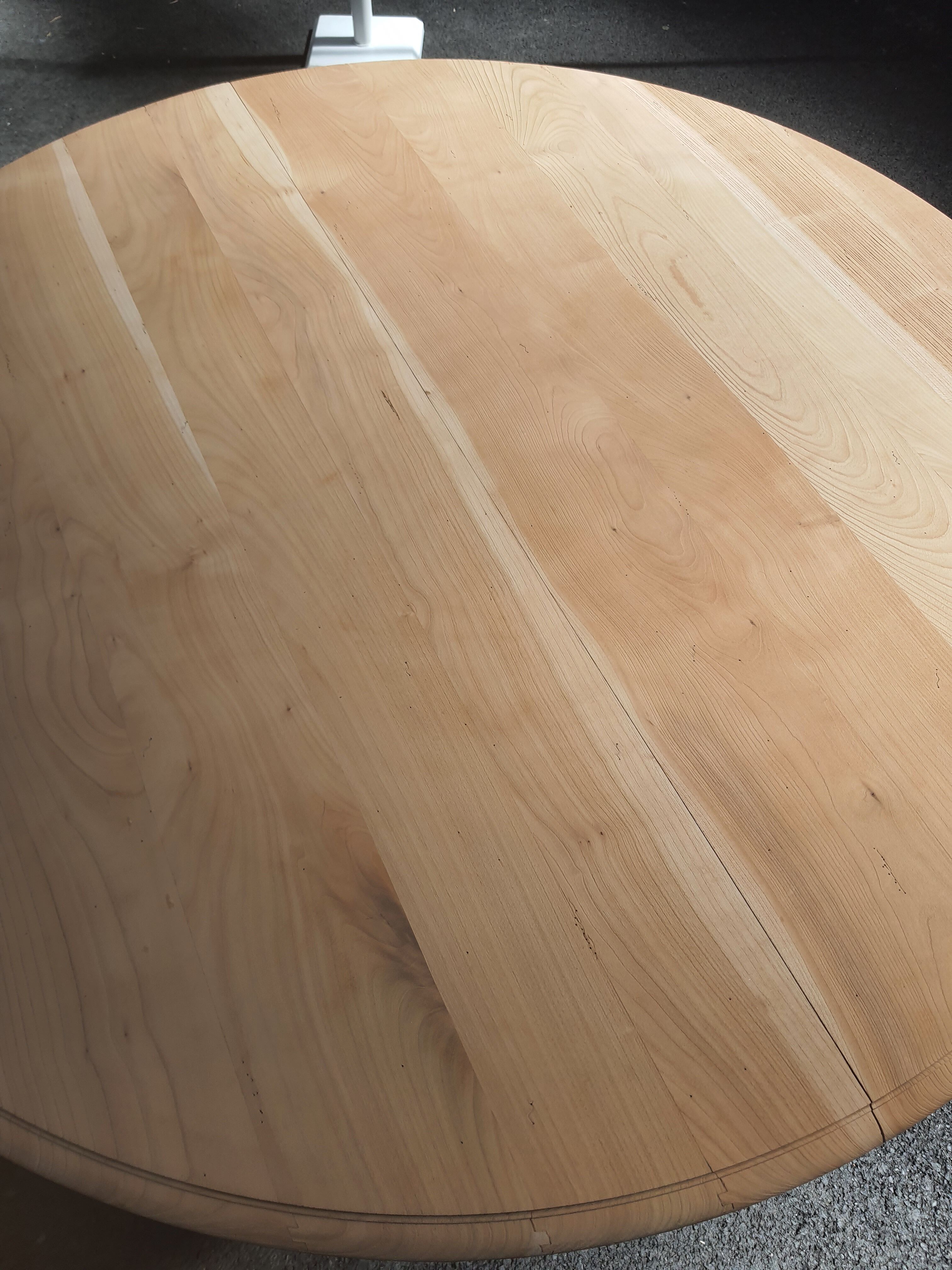 Round table central piece in cherry tree