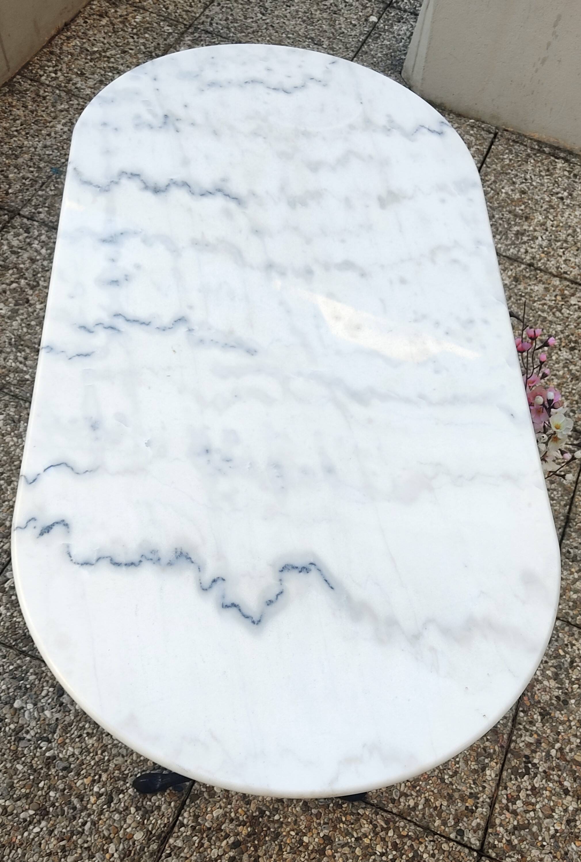 Table en marbre ovale blanche et noire, piètement fer forgé
