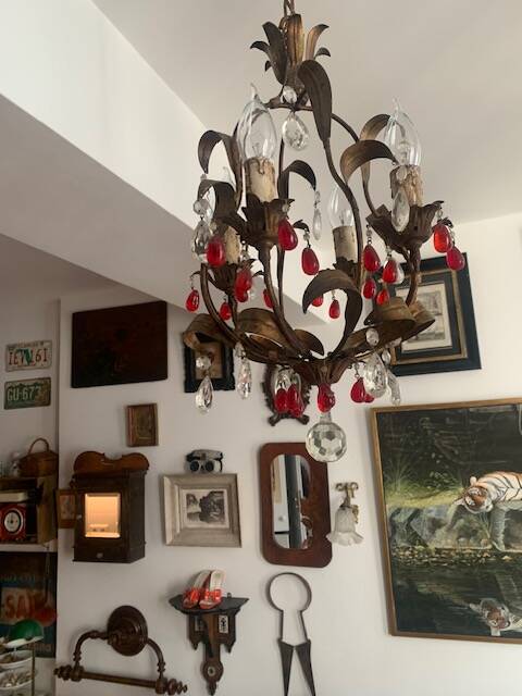 Antique chandelier in gilded sheet metal and red and white crystal pendants, 1900