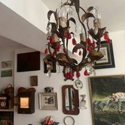 Antique chandelier in gilded sheet metal and red and white crystal pendants, 1900