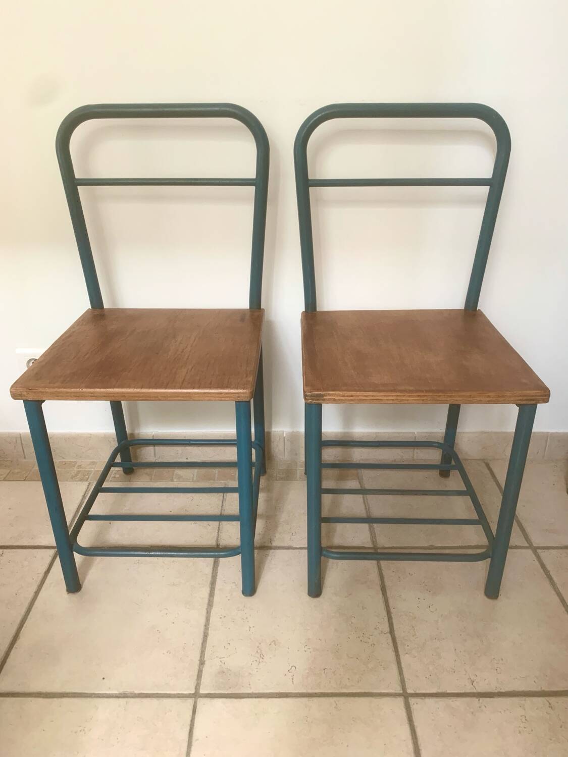 Paire de chaises, chevets d’internat vintage