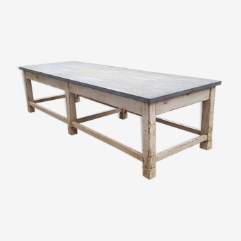 Table en bois avec plateau en zinc