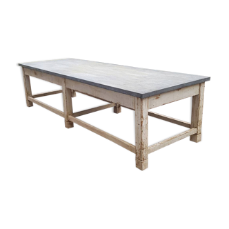 Table en bois avec plateau en zinc