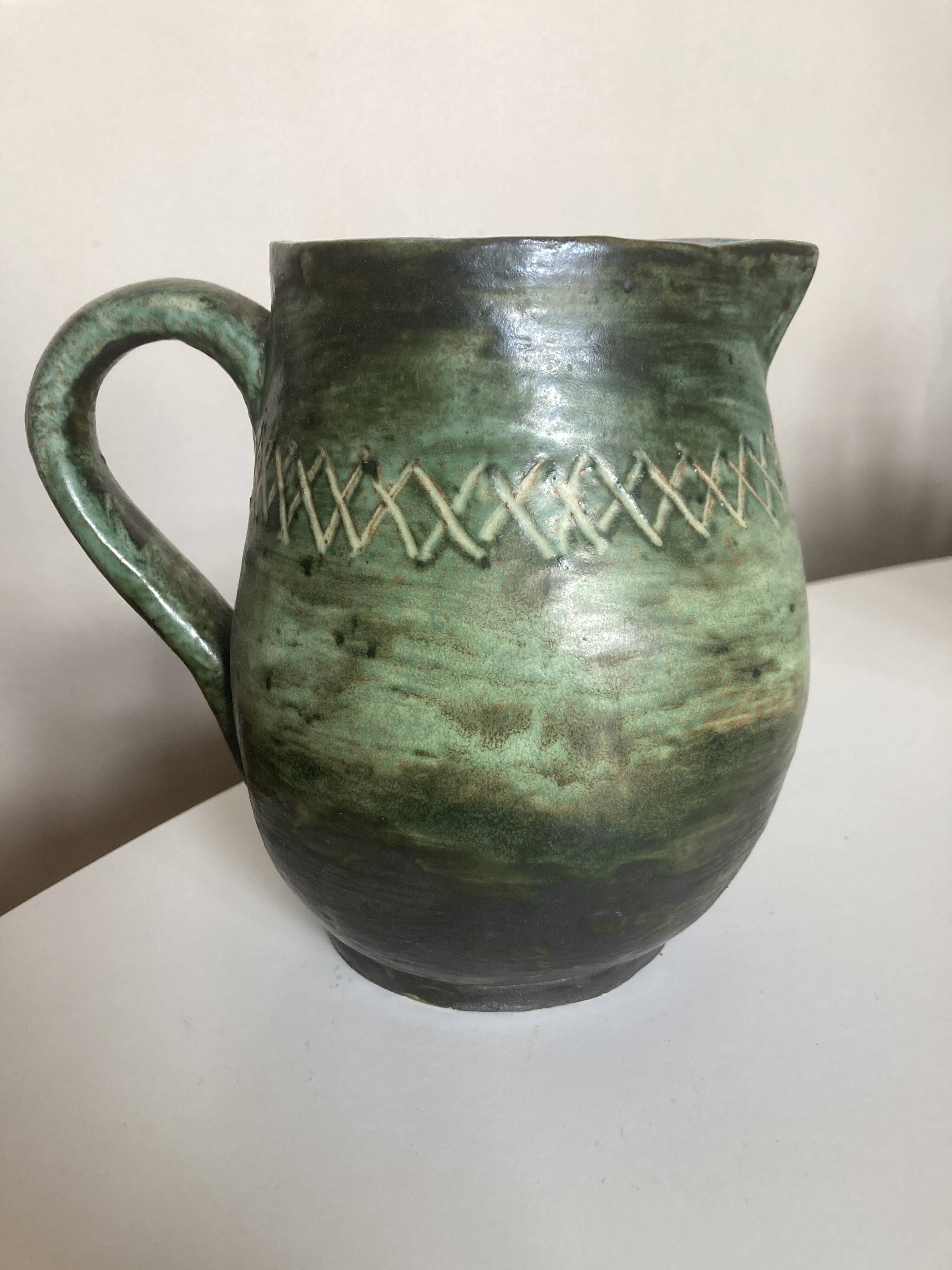 Pichet de potier vert sfumato scarifié 1960