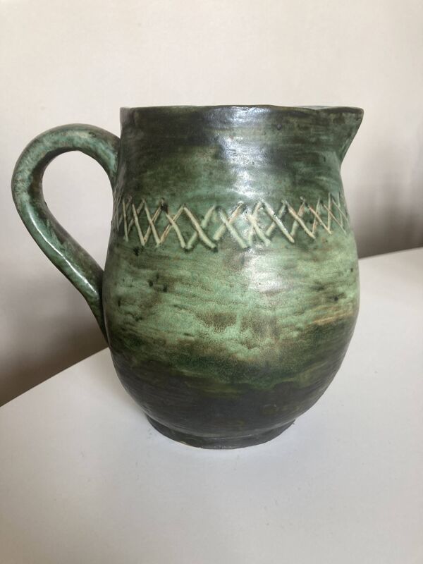 Pichet de potier vert sfumato scarifié 1960
