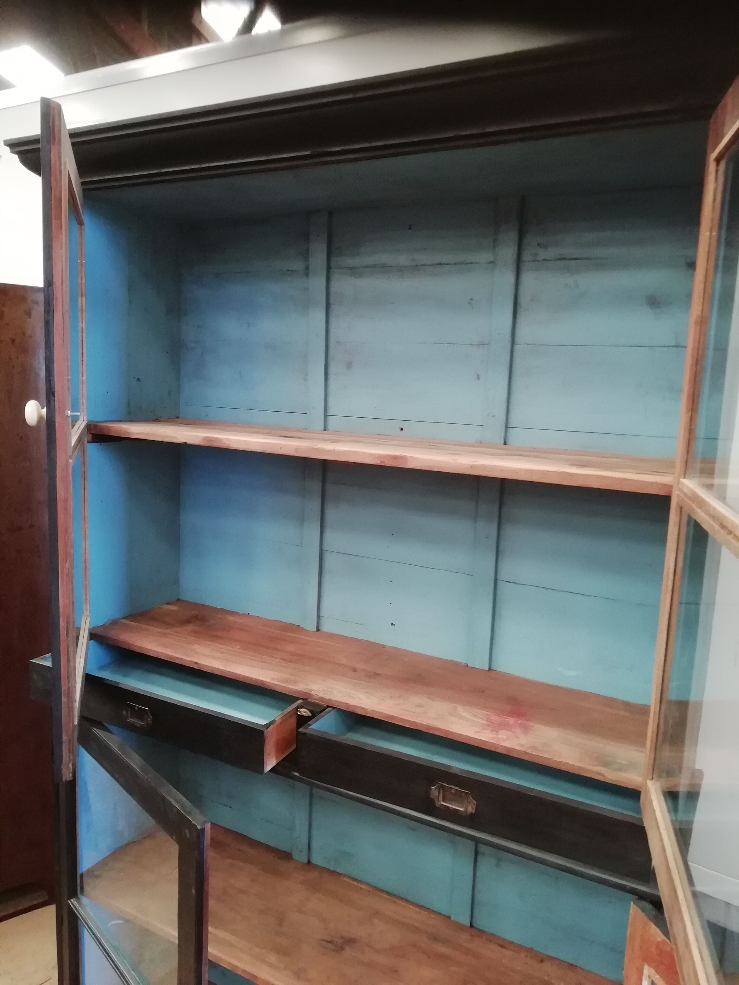 Glass-enclosed croat