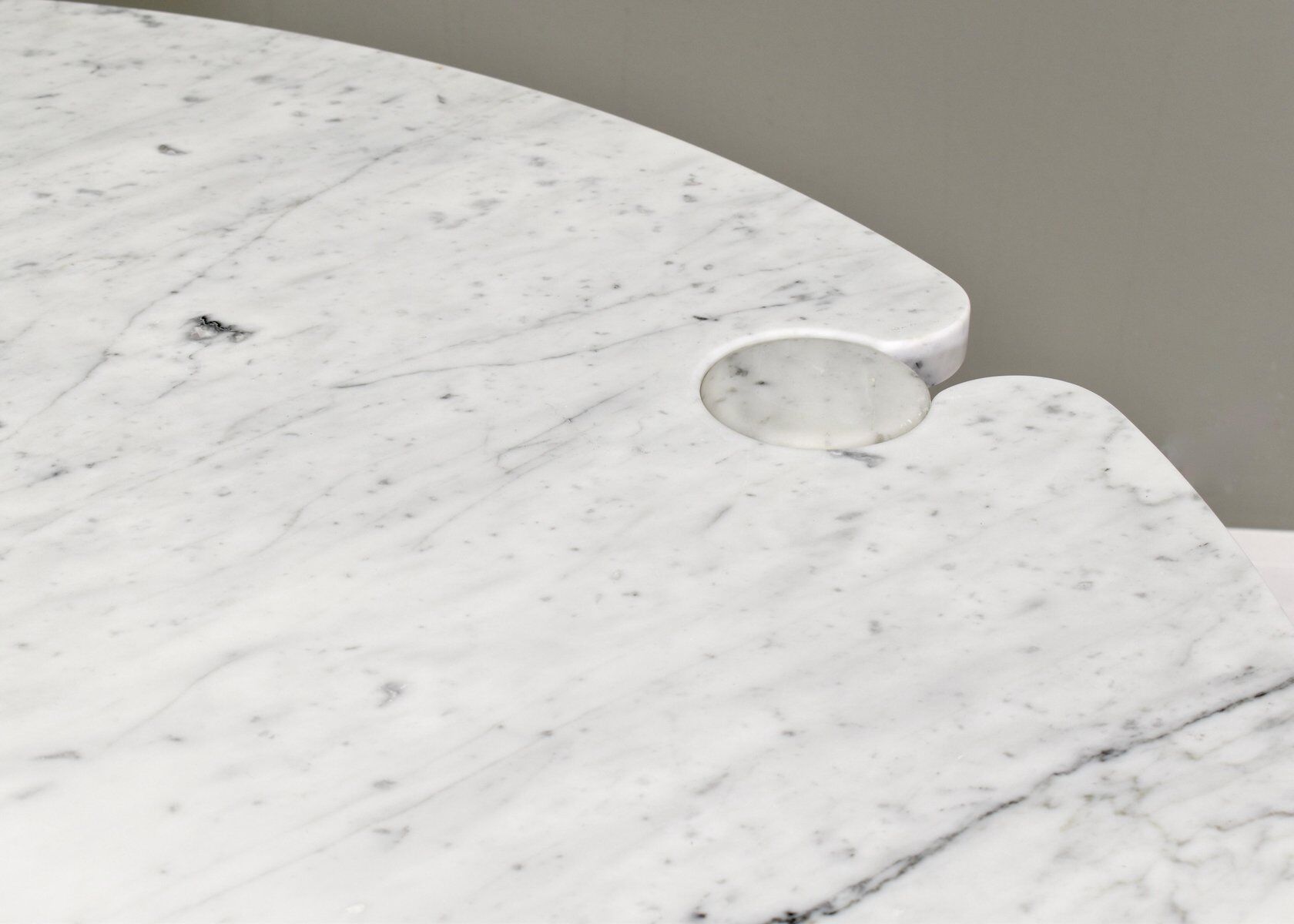 Round dining table Eros in Carrara marble by Angelo Mangiarotti for Skipper Italy 1970s