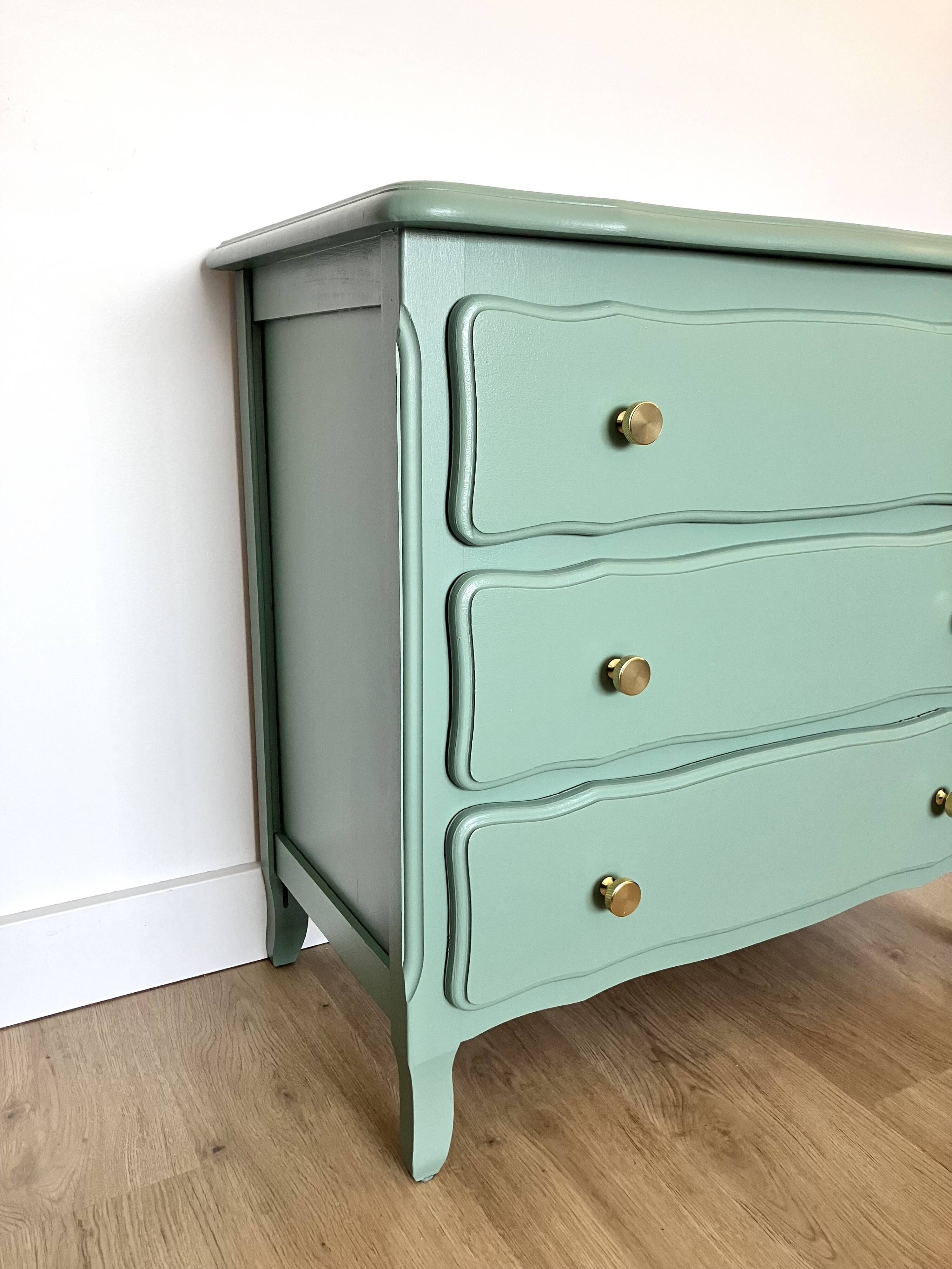 Wooden chest of drawers