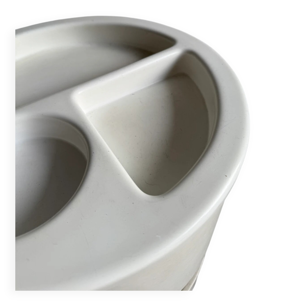 Table d'appoint en plastique crème Kartell avec plateau compartimenté amovible et rangement, design italien des années 1970.