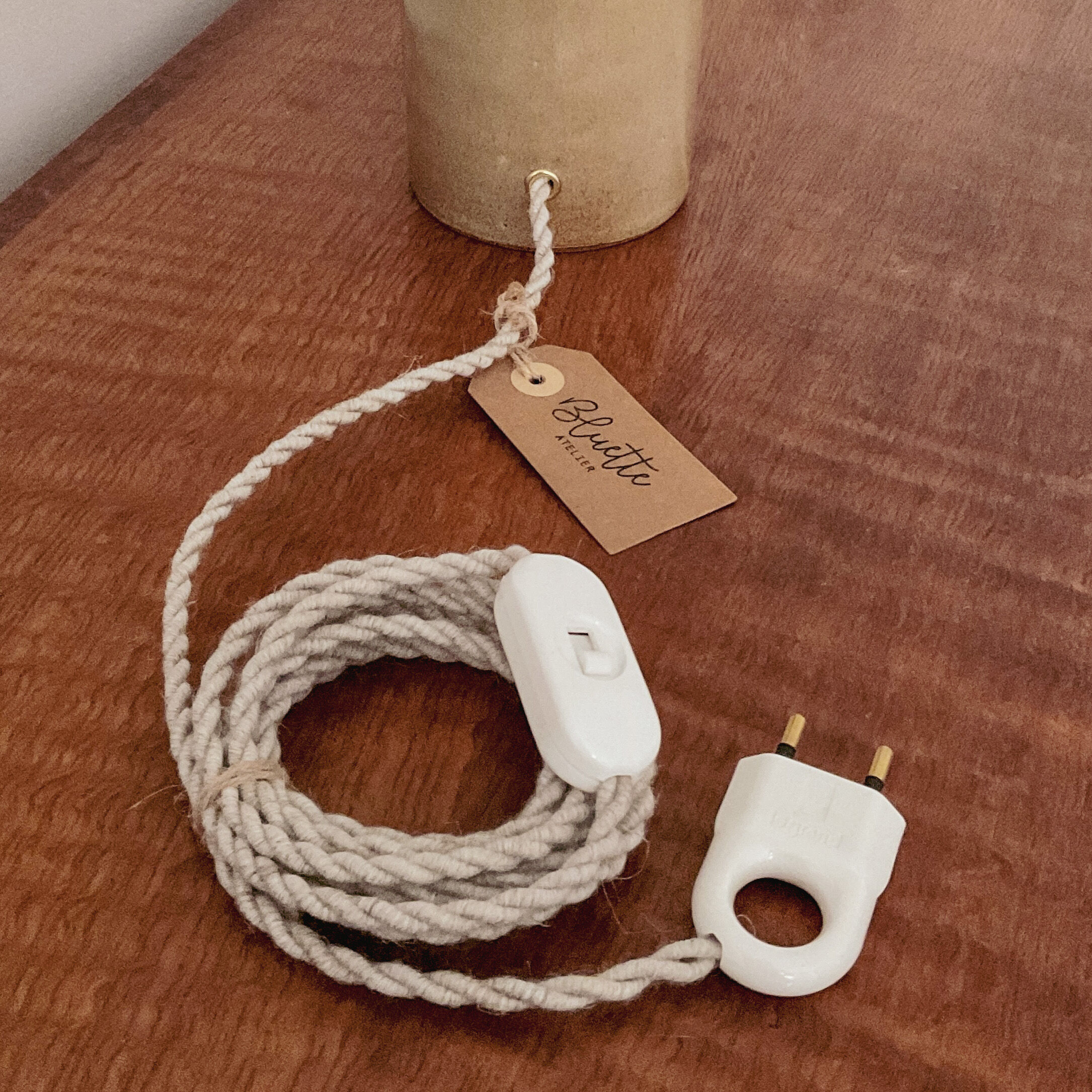 Lampe grès et jute tissée