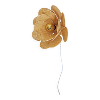 Flower wall light made of rattan and raffia petals