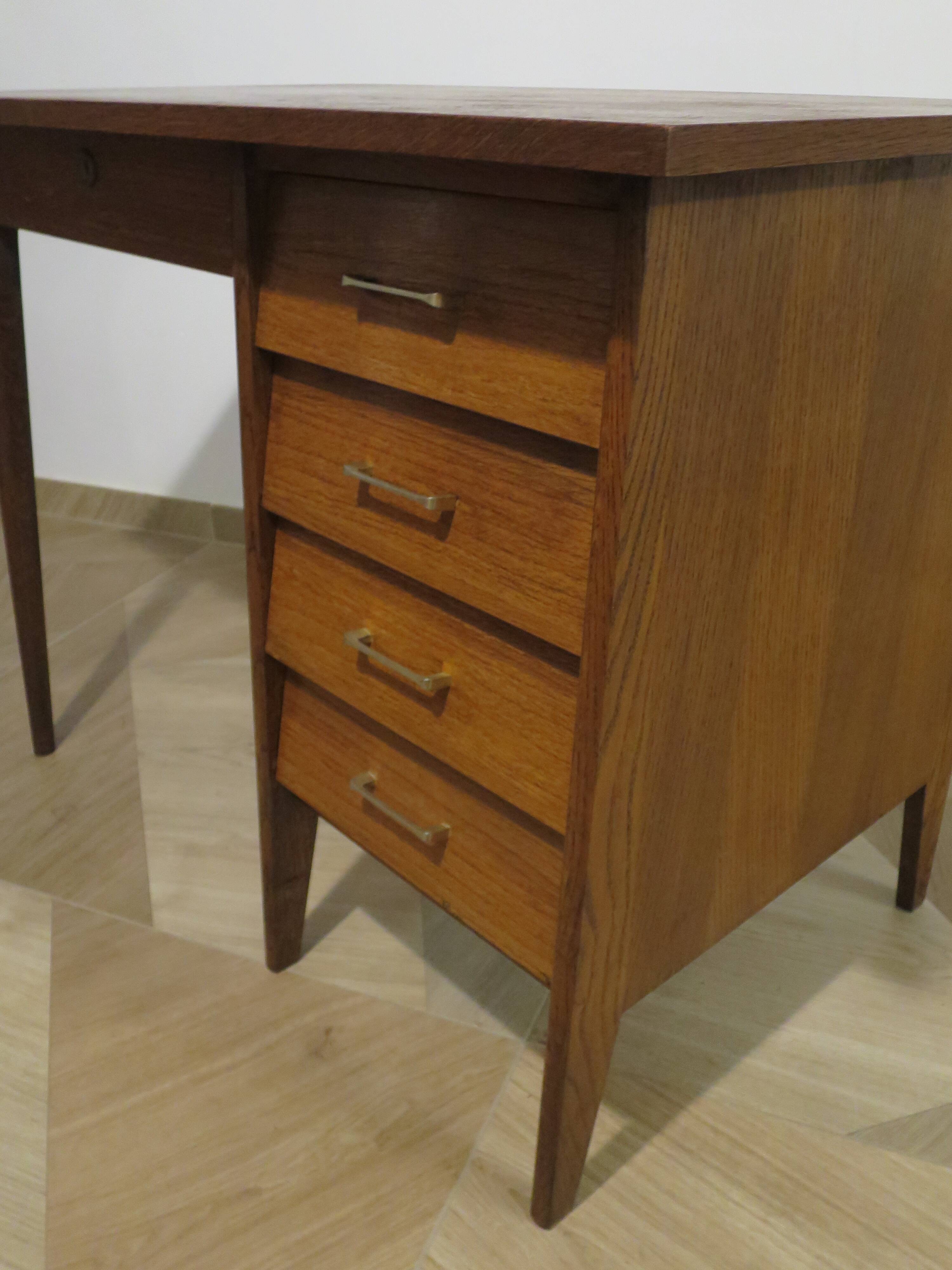 Beautiful vintage desk from the 70s - oak color - 5 drawers and 1 key - Scandinavian style