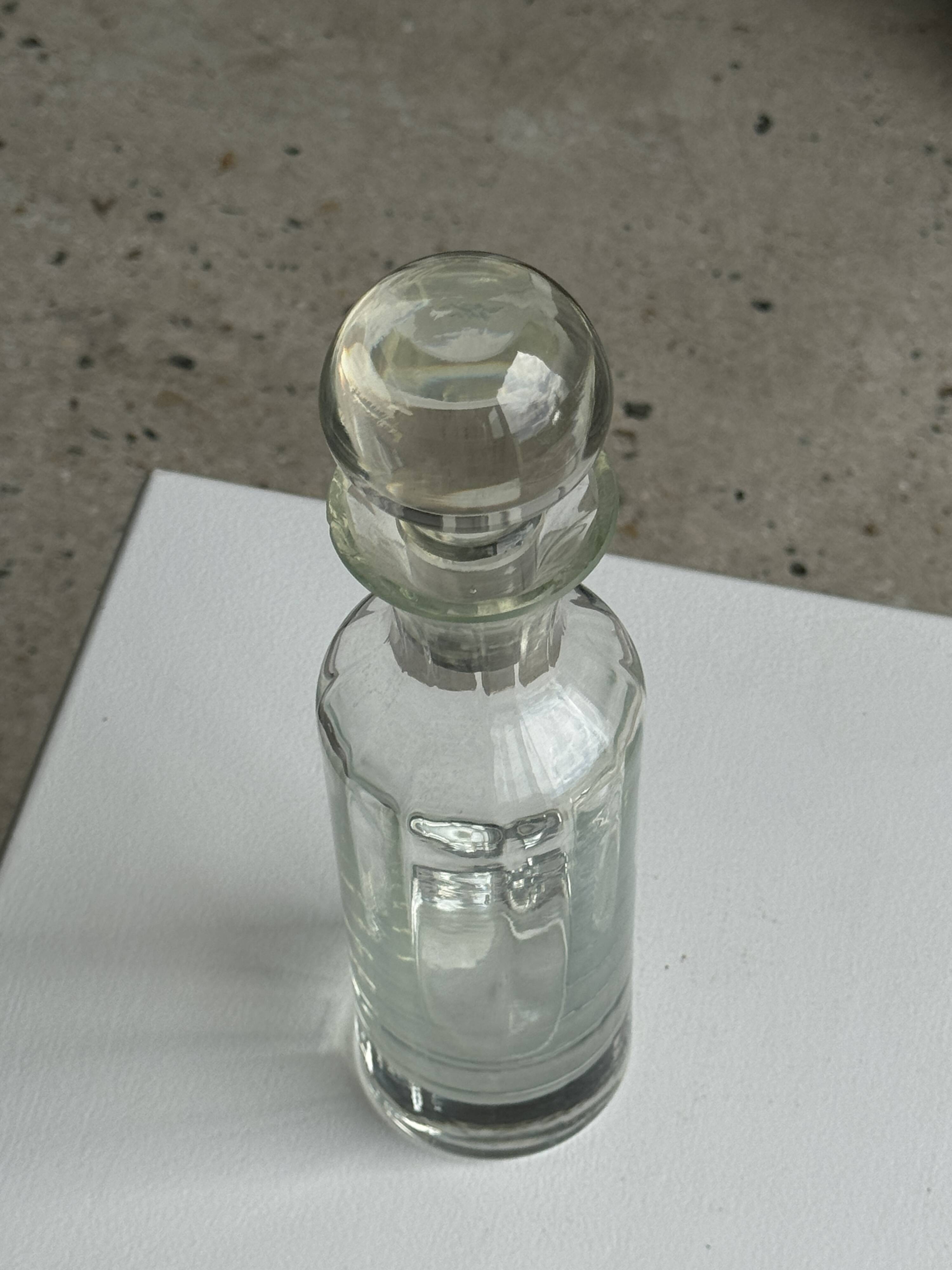 Small ribbed glass carafe, large round cap