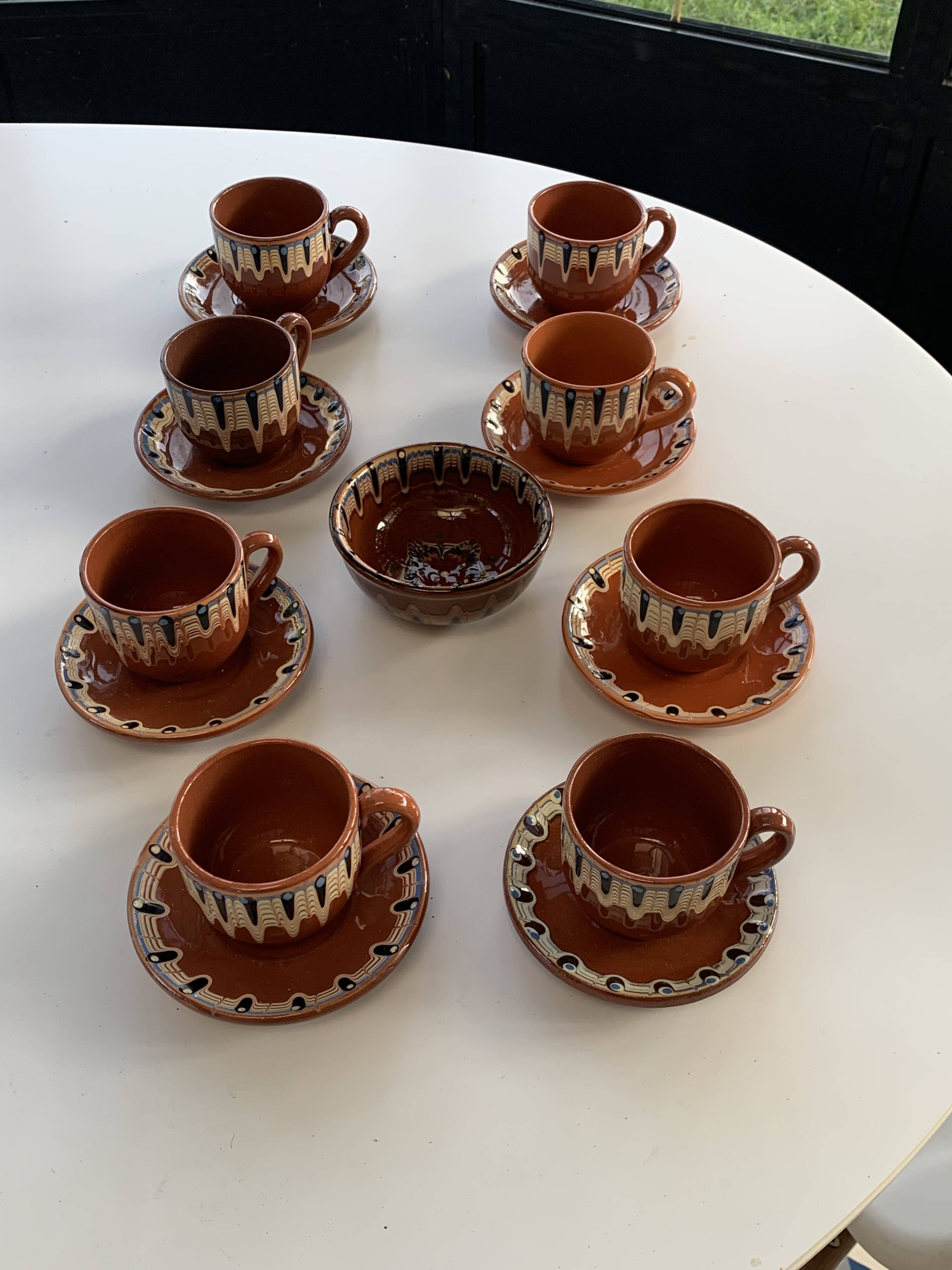 Coffee service composed of 17 pieces, 8 cups, 8 saucers and a sugar bowl, artisanal