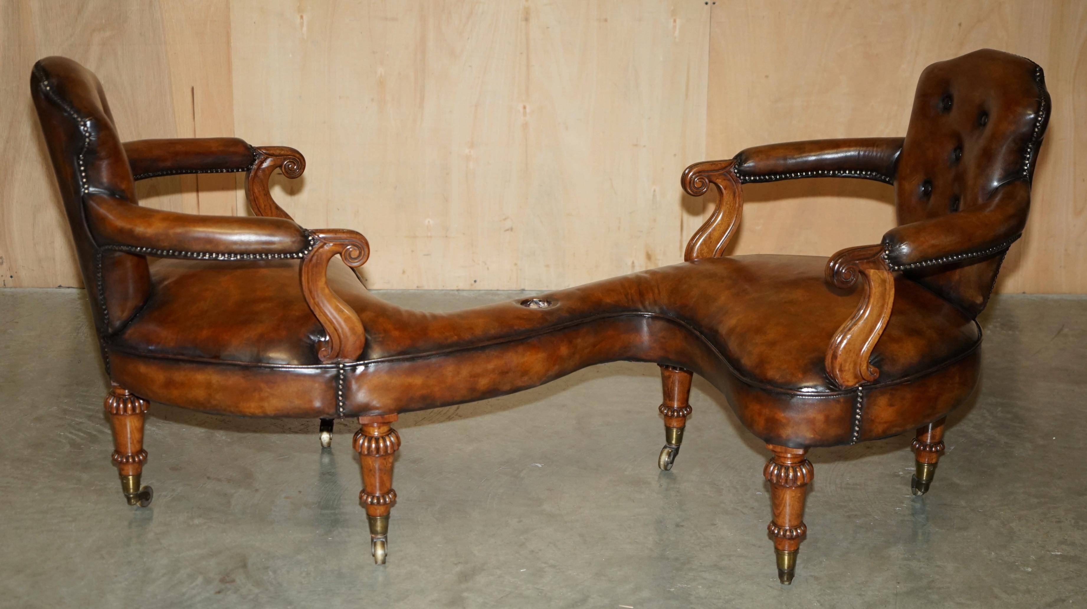 Canapé Conversation Teta a Teta en cuir avec plateau d'échecs en noyer Burr, style High Victorian
