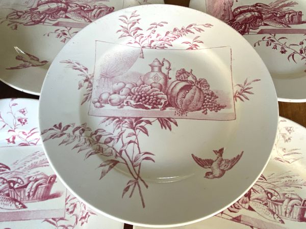 Série 9 assiettes en faïence rouge Terre de Fer Samaritaine - 19e