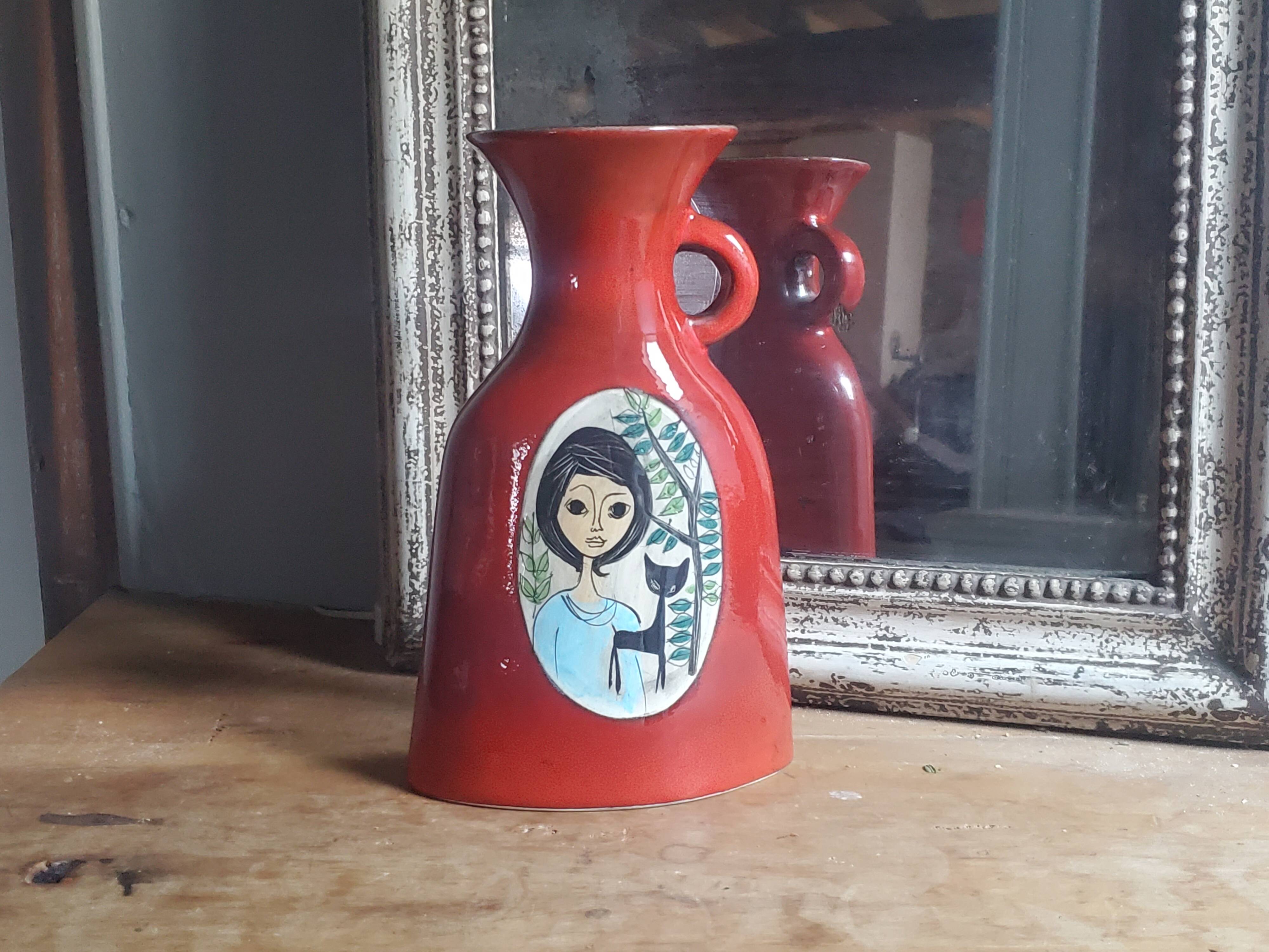 Vintage Français années 1960 Jean de Lespinasse, JdL 330, Vase ovale émaillé rouge avec portrait féminin.