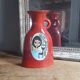 Vintage Français années 1960 Jean de Lespinasse, JdL 330, Vase ovale émaillé rouge avec portrait féminin.