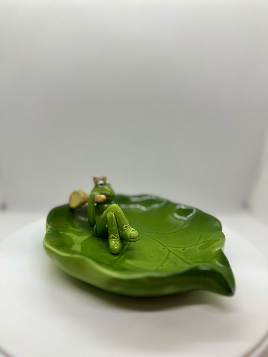 Water lily shaped ashtray