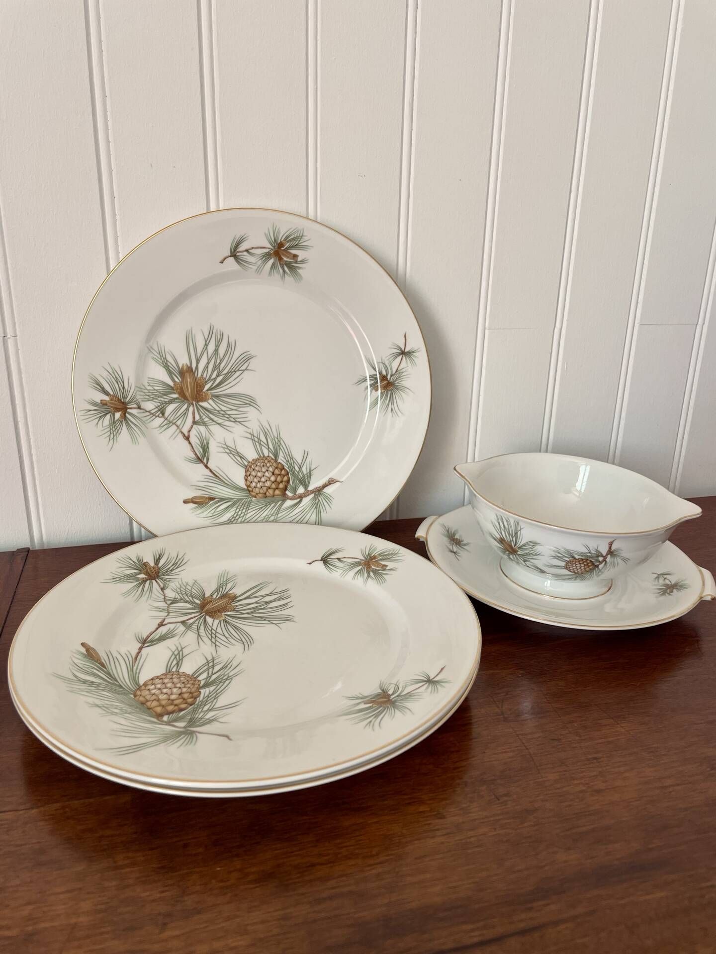 Lot of 3 plates and a sauce boat in Rosenthal porcelain.