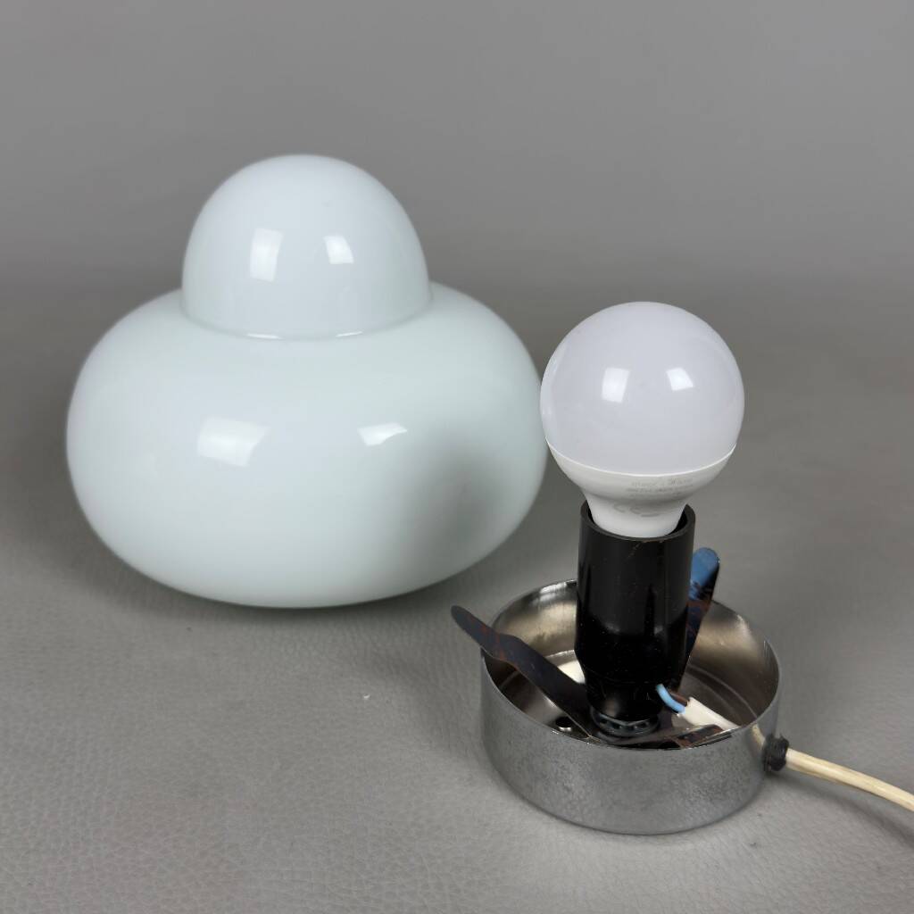 Pair of space age UFO table lamps in white Murano glass, modernist 1970s.