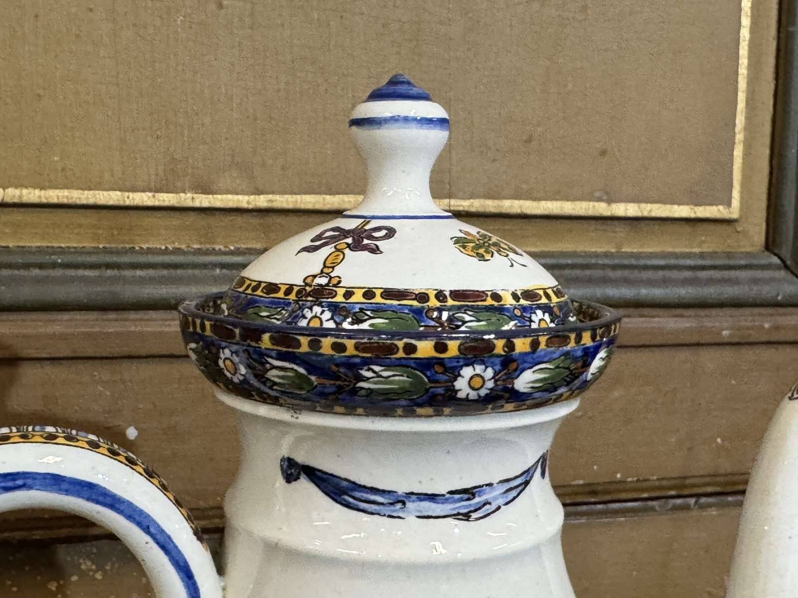Faience vase from Gien, Renaissance decoration, late 19th century.