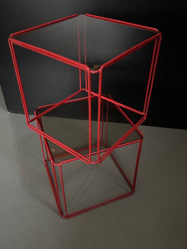 2 tables d'appoint, chevets cubes en métal filaire rouge et verre
