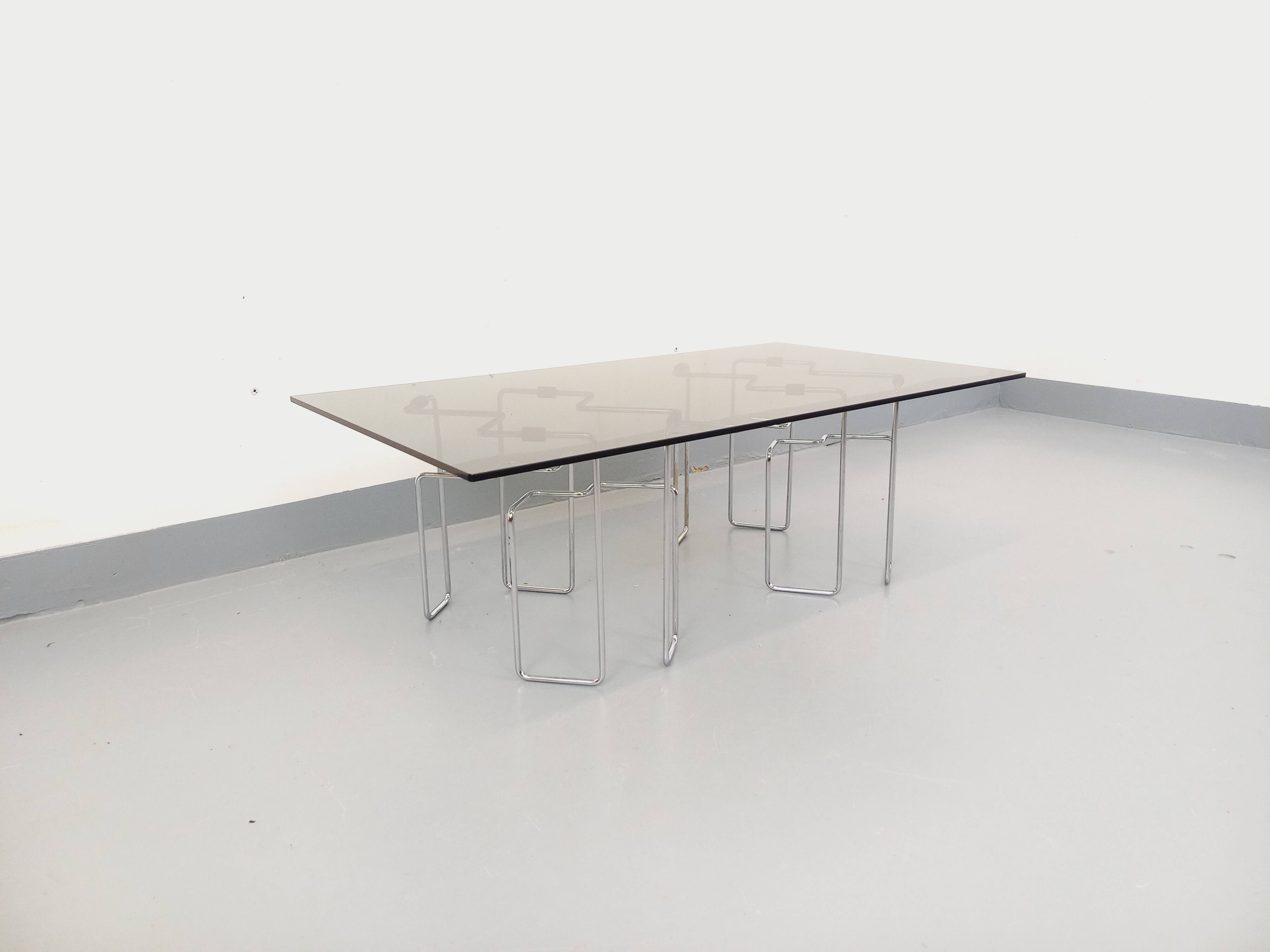 Table basse rectangulaire Space Age vintage en verre fumé et métal chromé