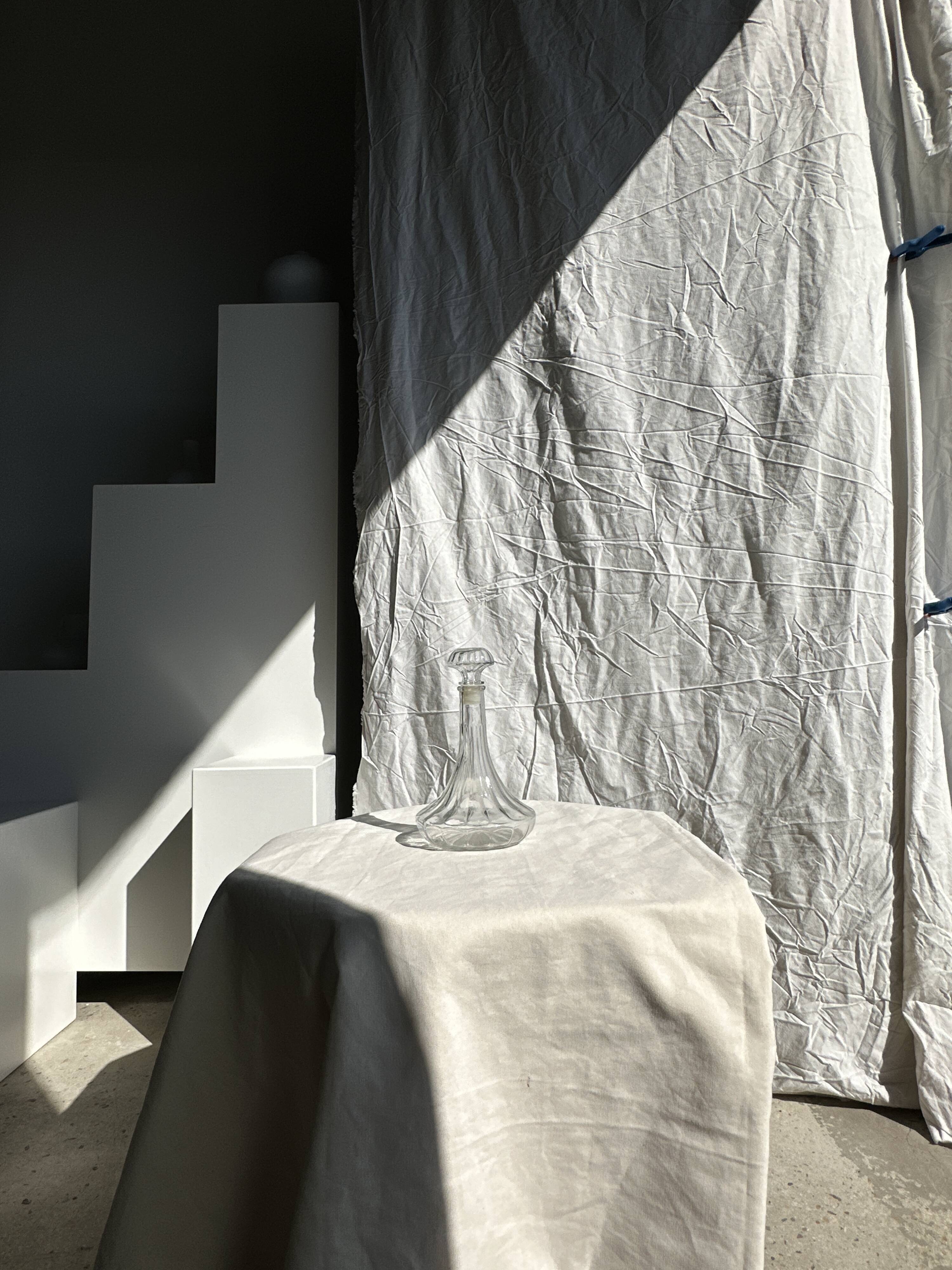 Large glass carafe with ribbed stopper H25