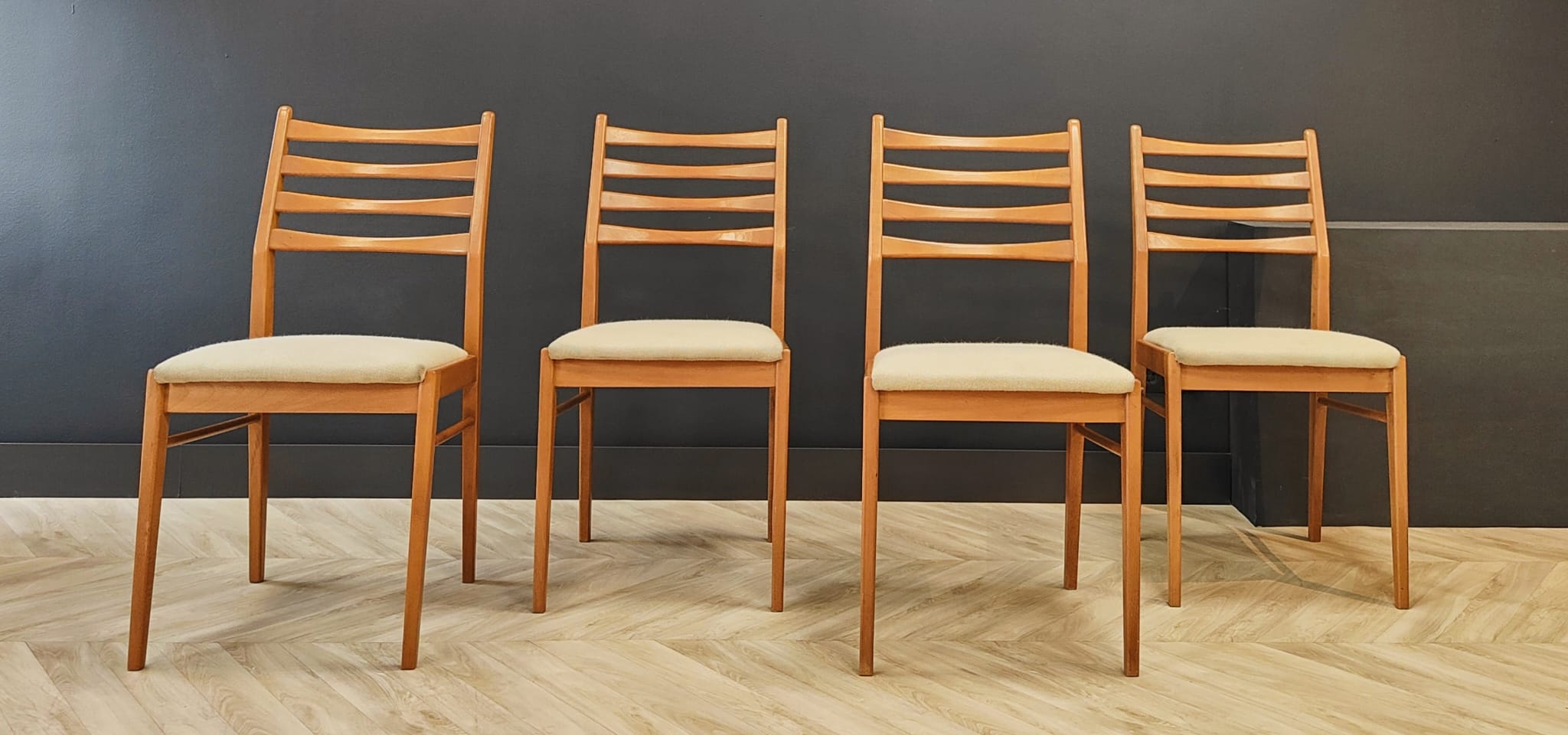 Set 4 dining table chairs