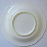 Table table table service decorated with pampres consisting of a drainer and a plate